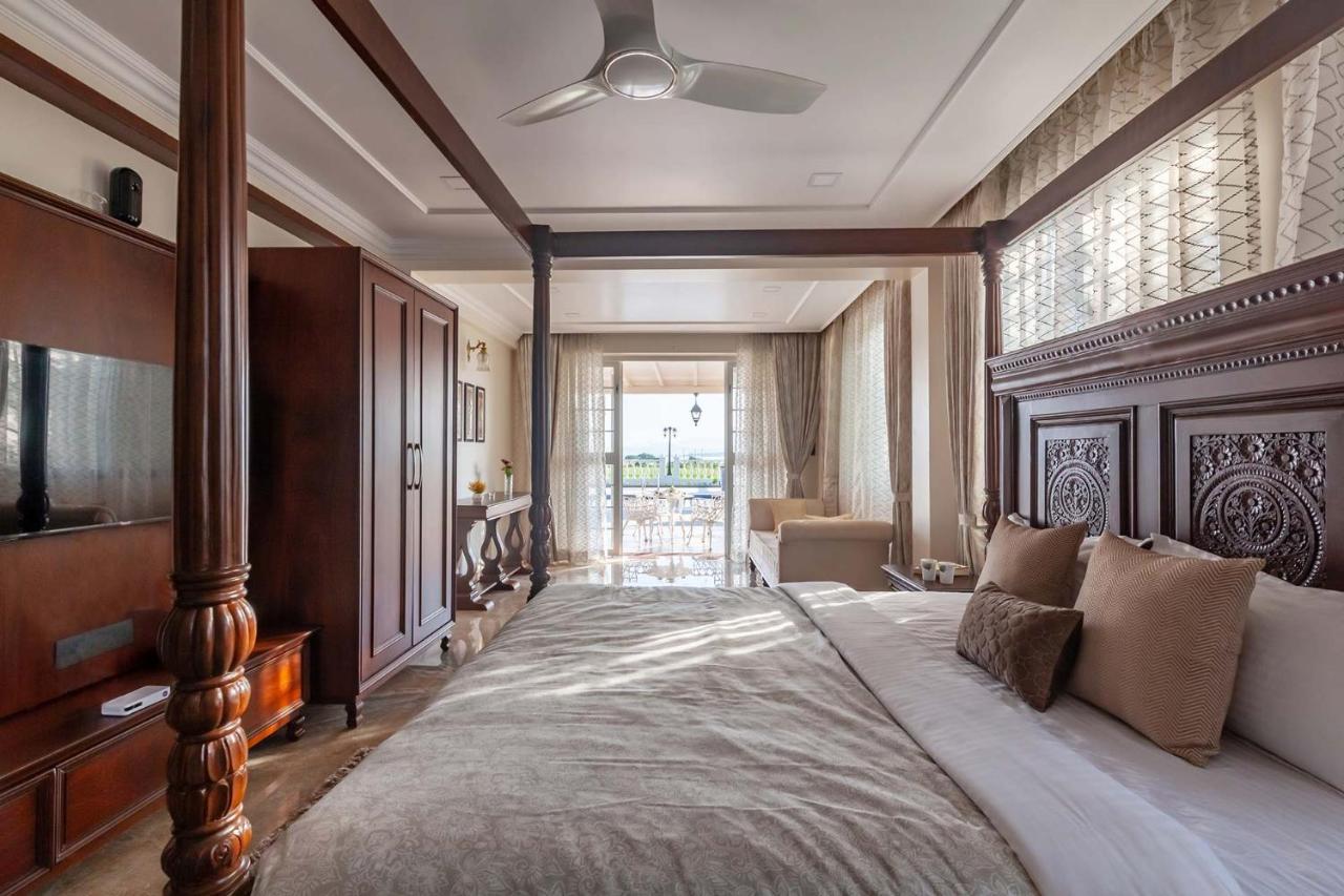 Stayvista's Lake La Vie: Tranquil Lakeside Villa with Pool and Farmland Views Nashik Exterior photo
