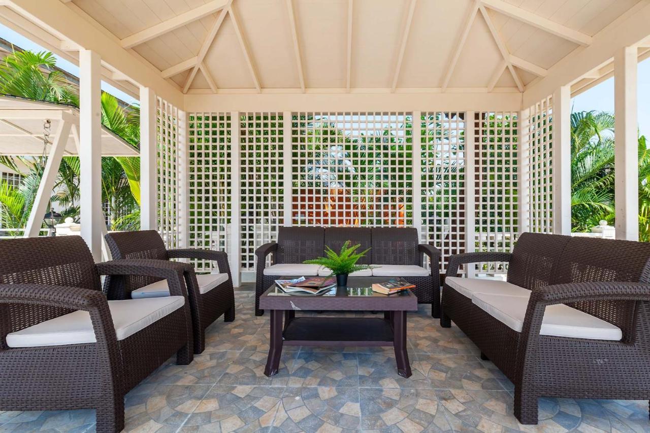 Stayvista's Lake La Vie: Tranquil Lakeside Villa with Pool and Farmland Views Nashik Exterior photo